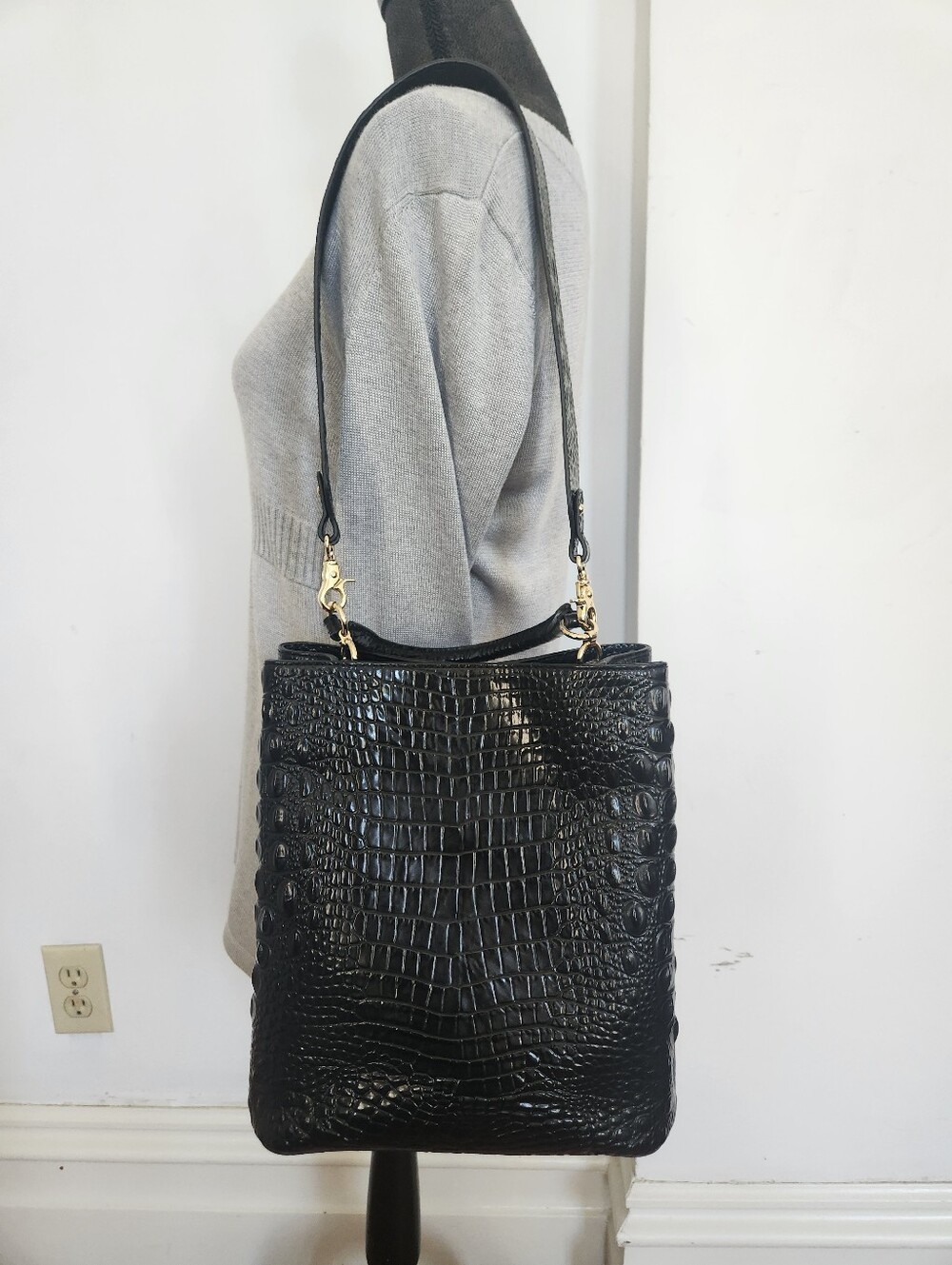Brahmin Amelia Bucket Shoulder Black Crocodile Embossed Leather Shoulder Bag - Picture 5 of 12